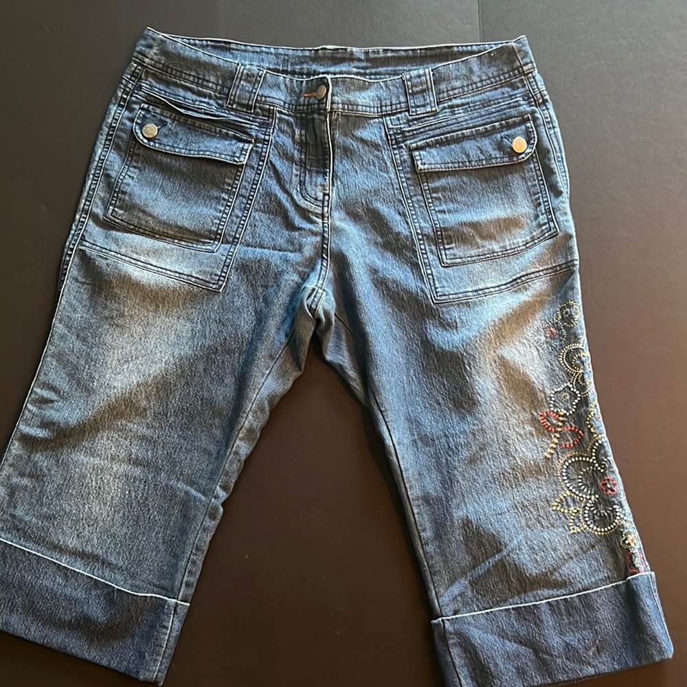 Aventura stretch denim cuffed gauchos w/floral embroidery/6-pocket